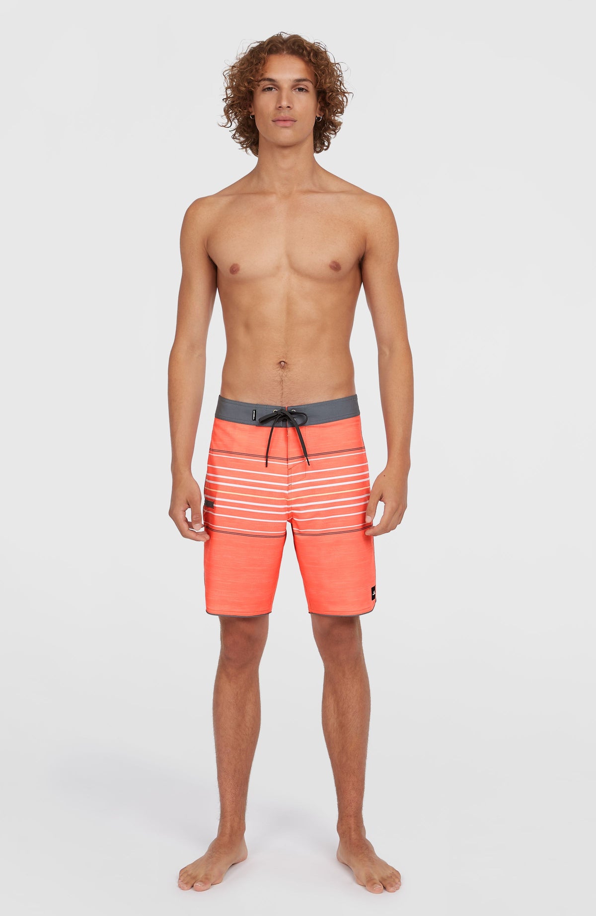 Hyperfreak Heat Boardshorts für Herren, orange mit Streifenmuster in Weiß, Ganzkörperansicht am Model von vorne