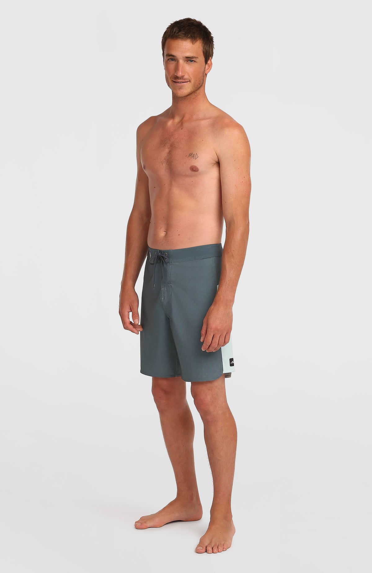 Hyperfreak Tech Panel 18'' Boardshorts für Herren, blau, getragen am Model in Ganzkörperansicht