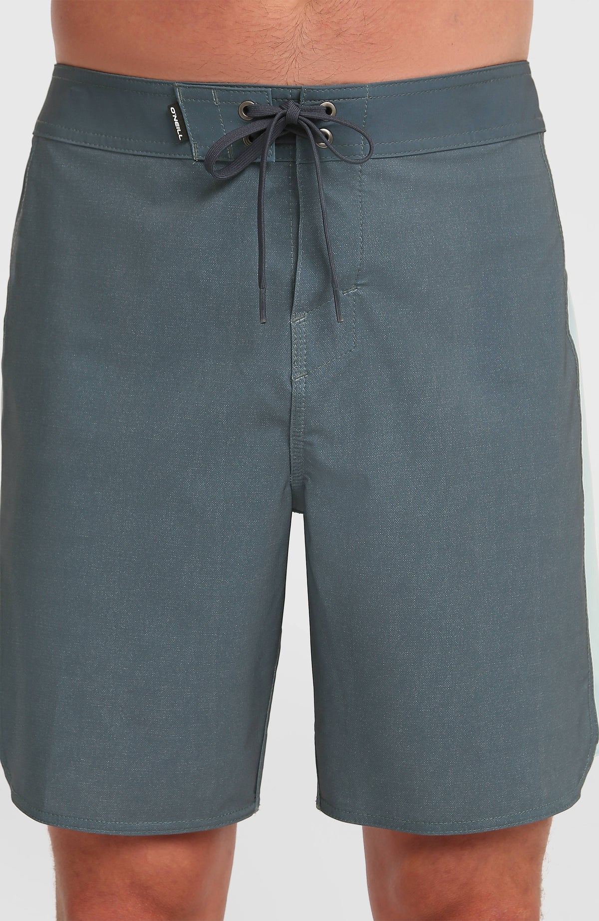 Nahaufnahme von Bund und Kordelzug der blauen Hyperfreak Tech Panel 18'' Boardshorts am Model