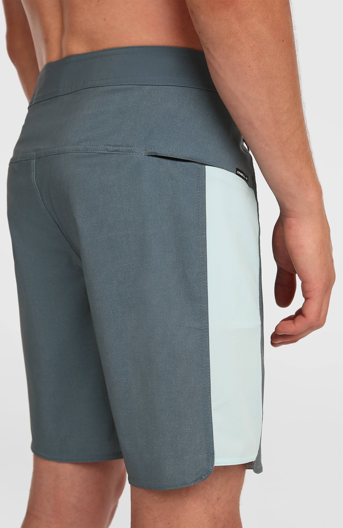 Nahaufnahme der blauen Hyperfreak Tech Panel 18'' Boardshorts von hinten mit Reißverschlusstasche