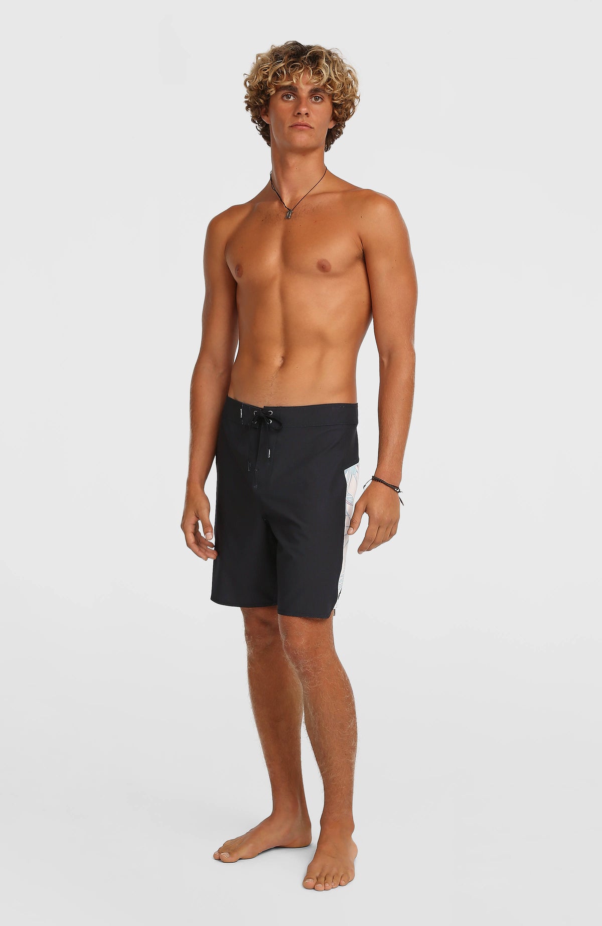 Hyperfreak Tech Panel 18'' Boardshorts für Herren, schwarz mit Blumenmuster in Hellblau, getragen am Model