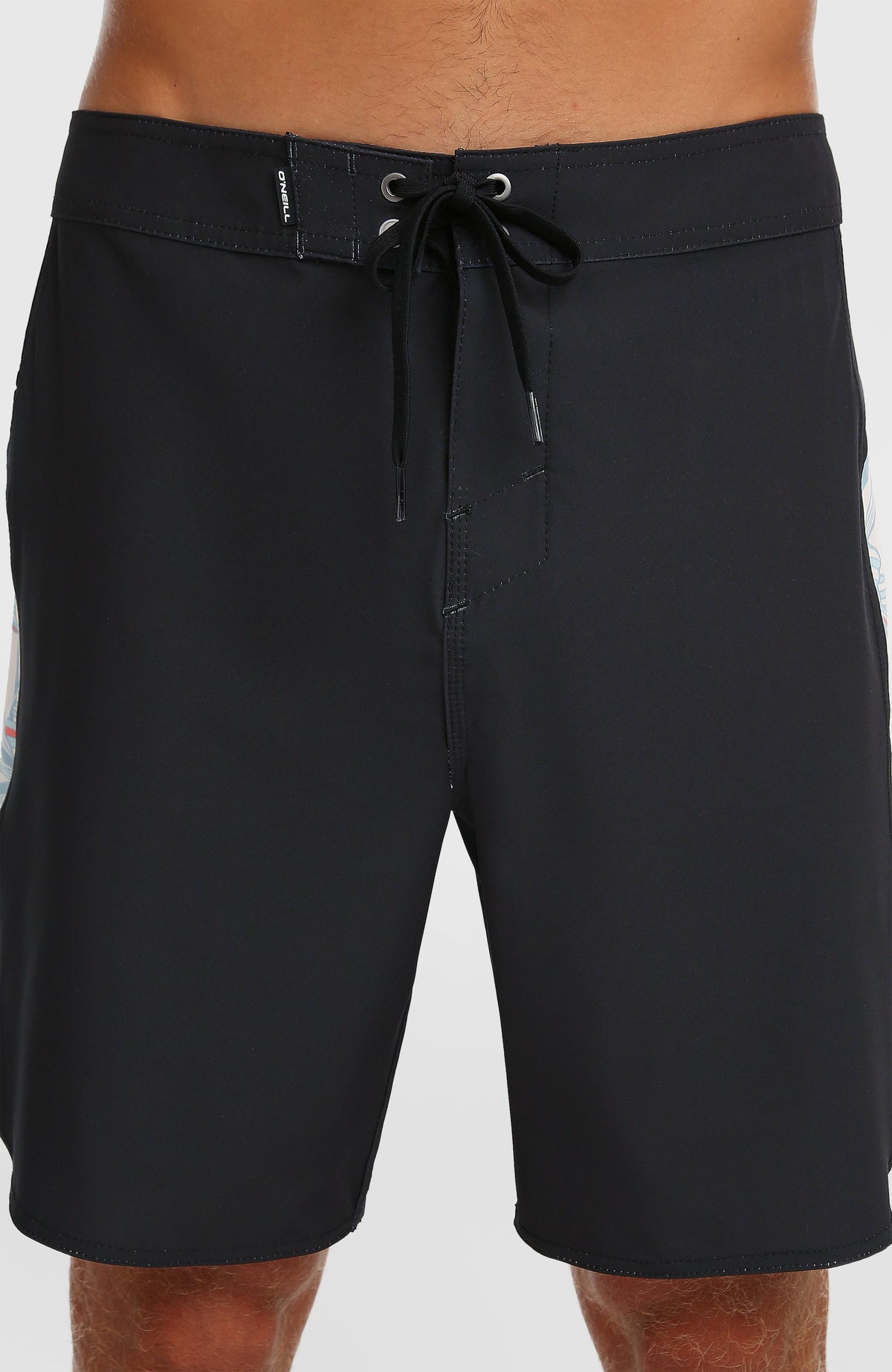 Hyperfreak Tech Panel 18'' Boardshorts, schwarz, Nahaufnahme von Kordelzug und Bund am Model