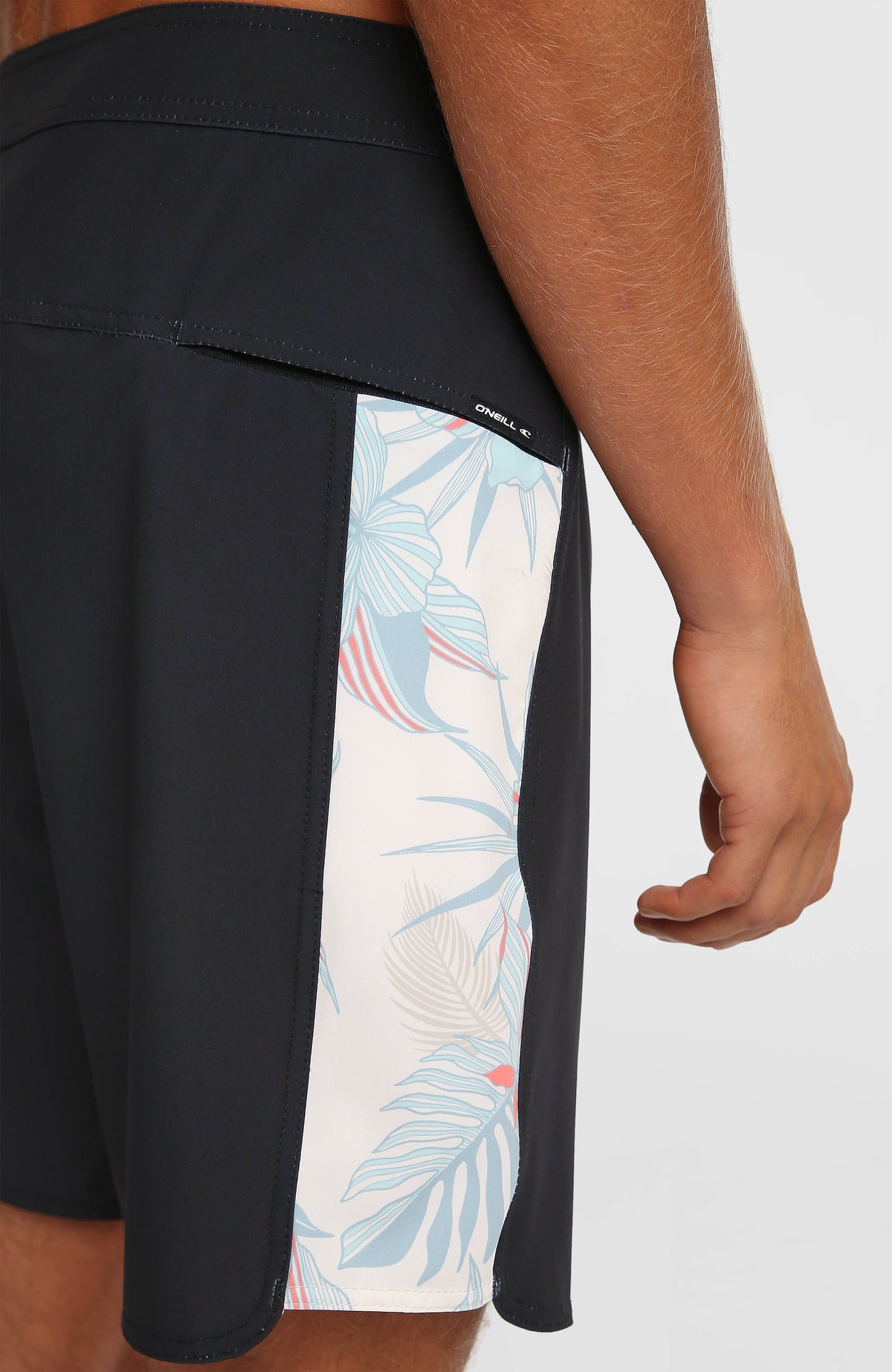 Hyperfreak Tech Panel 18'' Boardshorts, schwarz mit Blumenmuster in Hellblau, Nahaufnahme des seitlichen Einsatzes