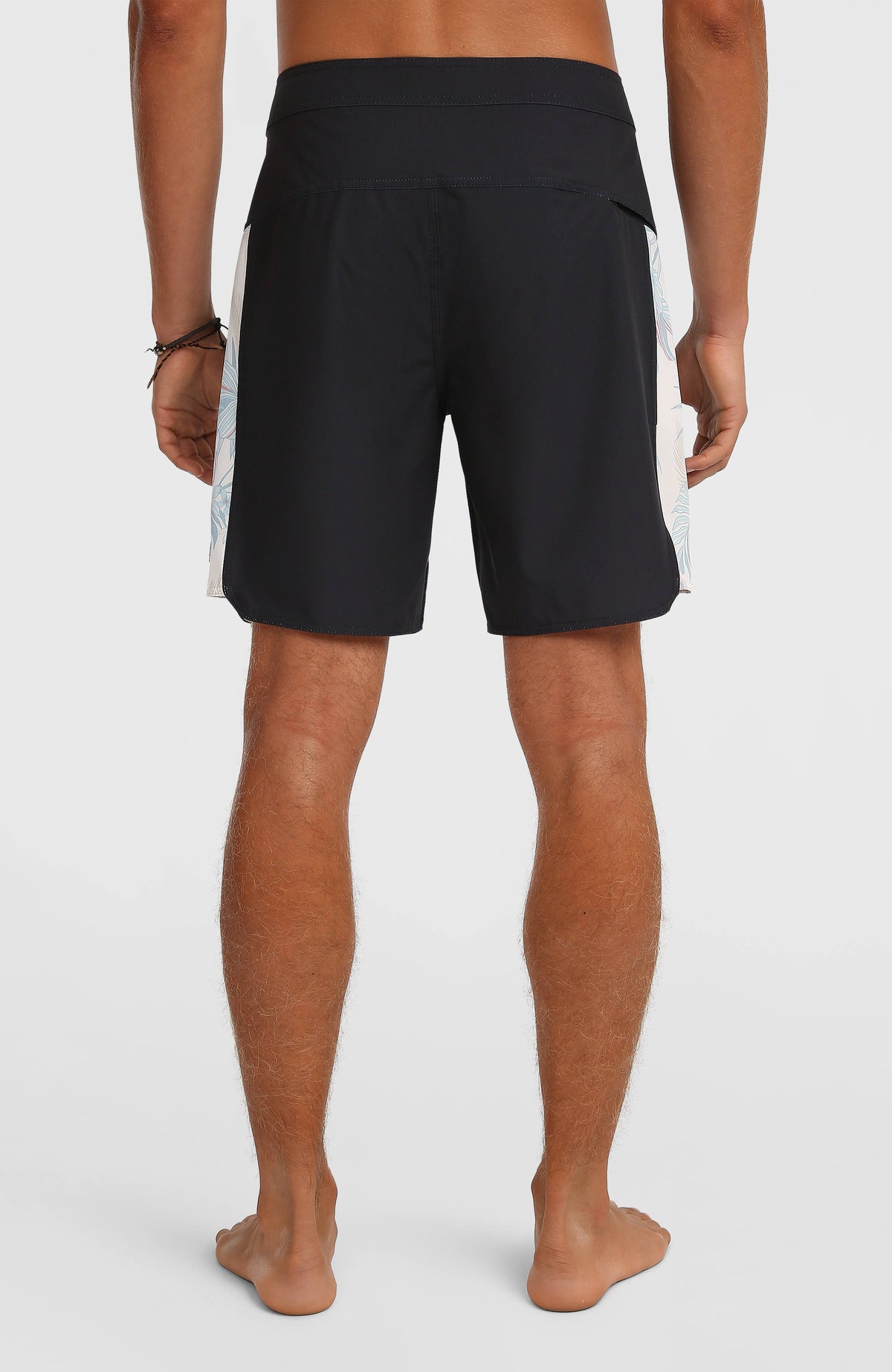 Hyperfreak Tech Panel 18'' Boardshorts für Herren, schwarz mit Blumenmuster in Hellblau, Rückansicht am Model