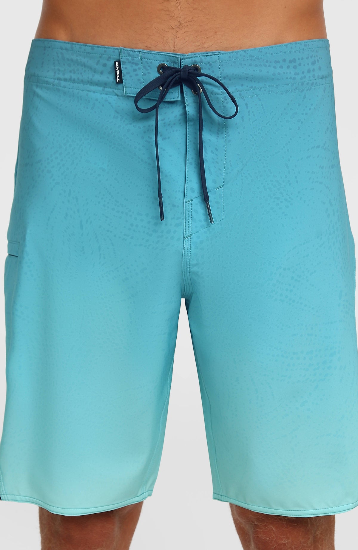 Nahaufnahme von Bund und Kordelzug der blauen Superfreak Mysto 20'' Boardshorts für Herren mit Farbverlauf