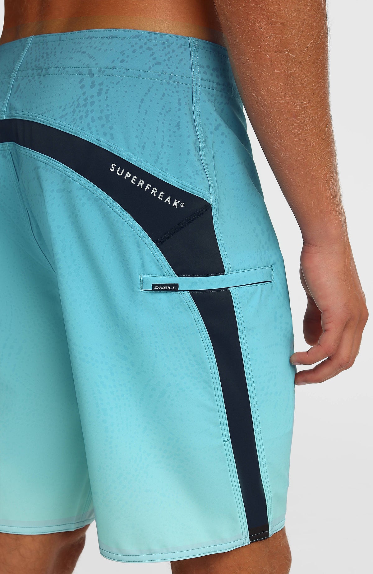 Superfreak Mysto 20'' Boardshorts, blau mit Farbverlauf in Hellblau, Nahaufnahme der Tasche mit Schriftzug