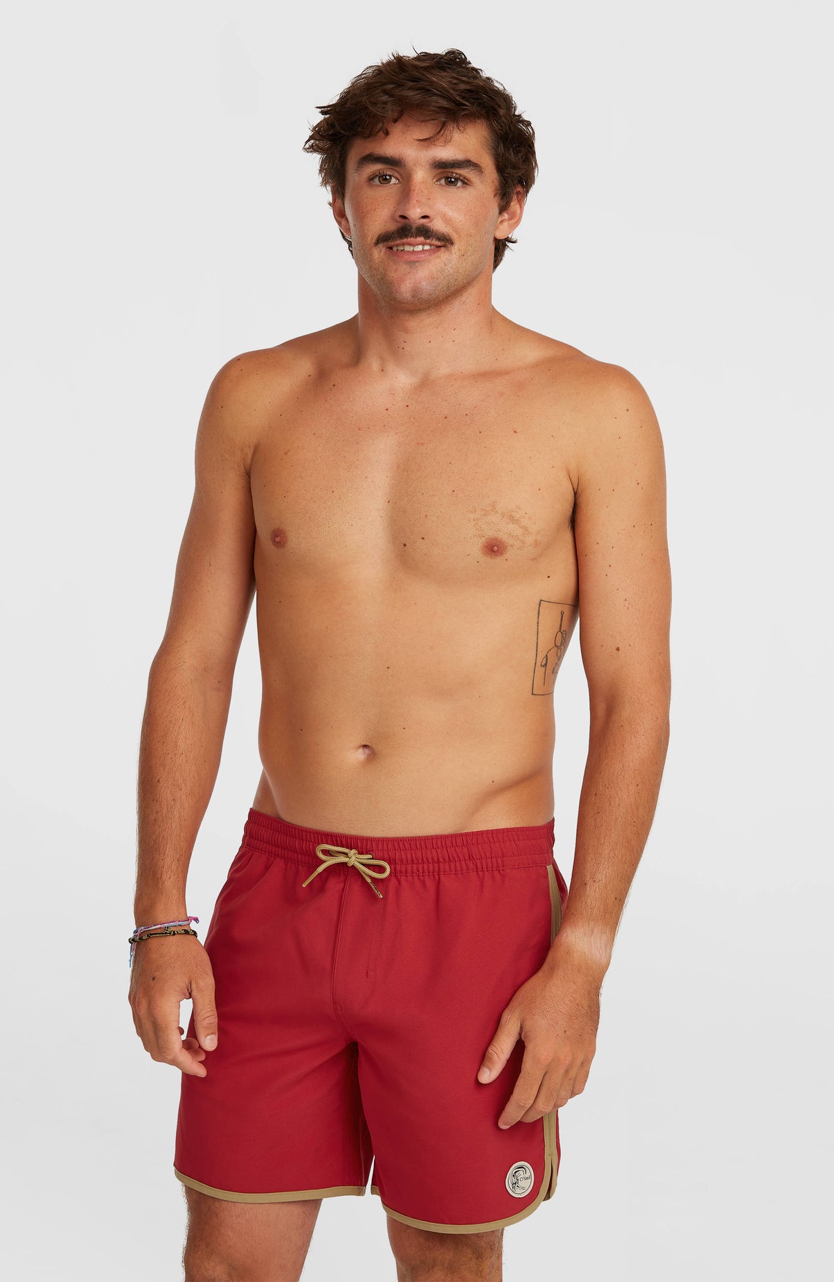 O'Neill O'Riginals Scallop 16'' Badehose für Herren, rot, Vorderansicht am Model mit elastischem Bund und Kordelzug