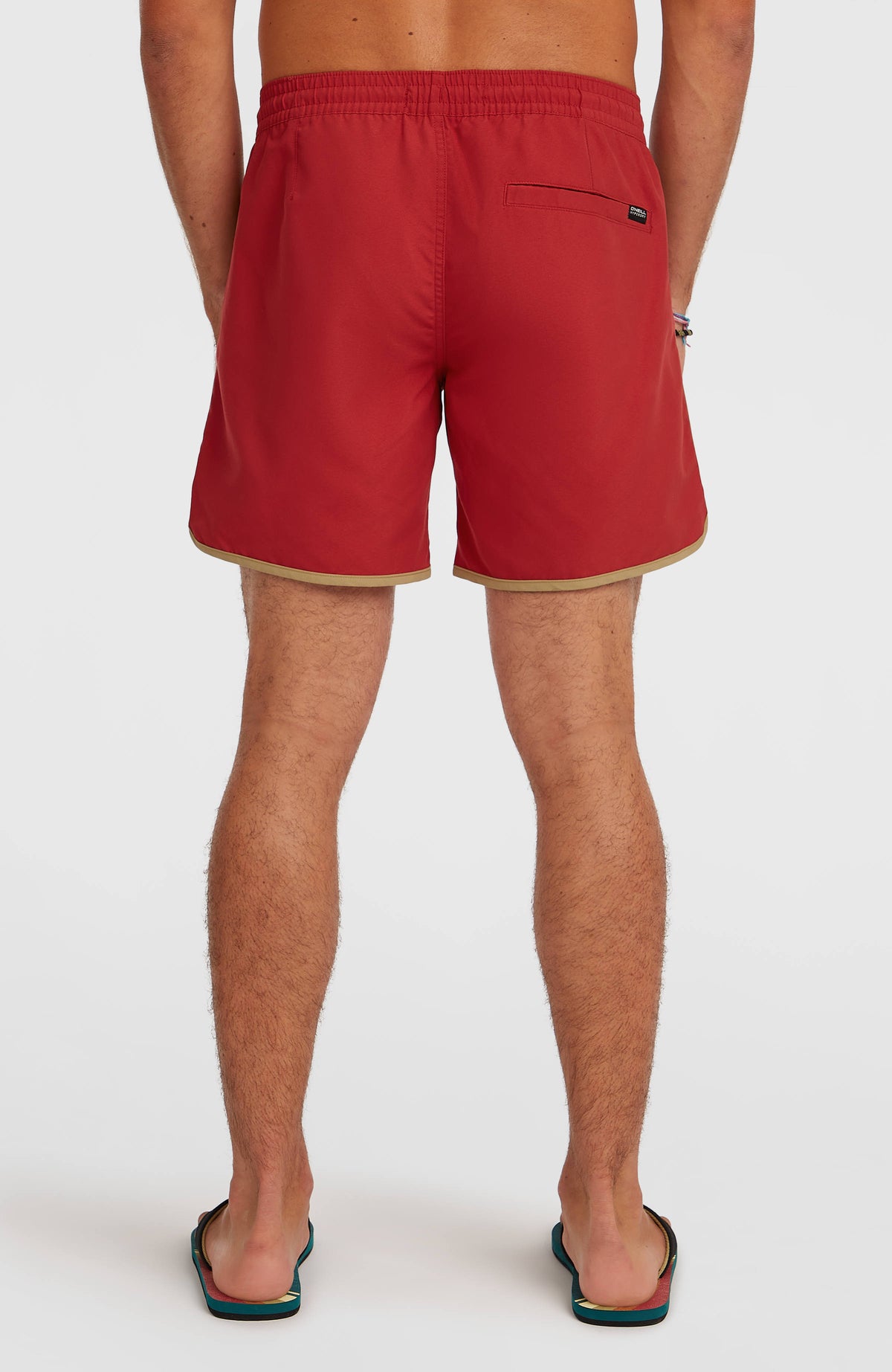 O'Riginals Scallop 16'' Badehose für Herren, rot, Rückansicht am Model mit schmaler Tasche auf der rechten Seite