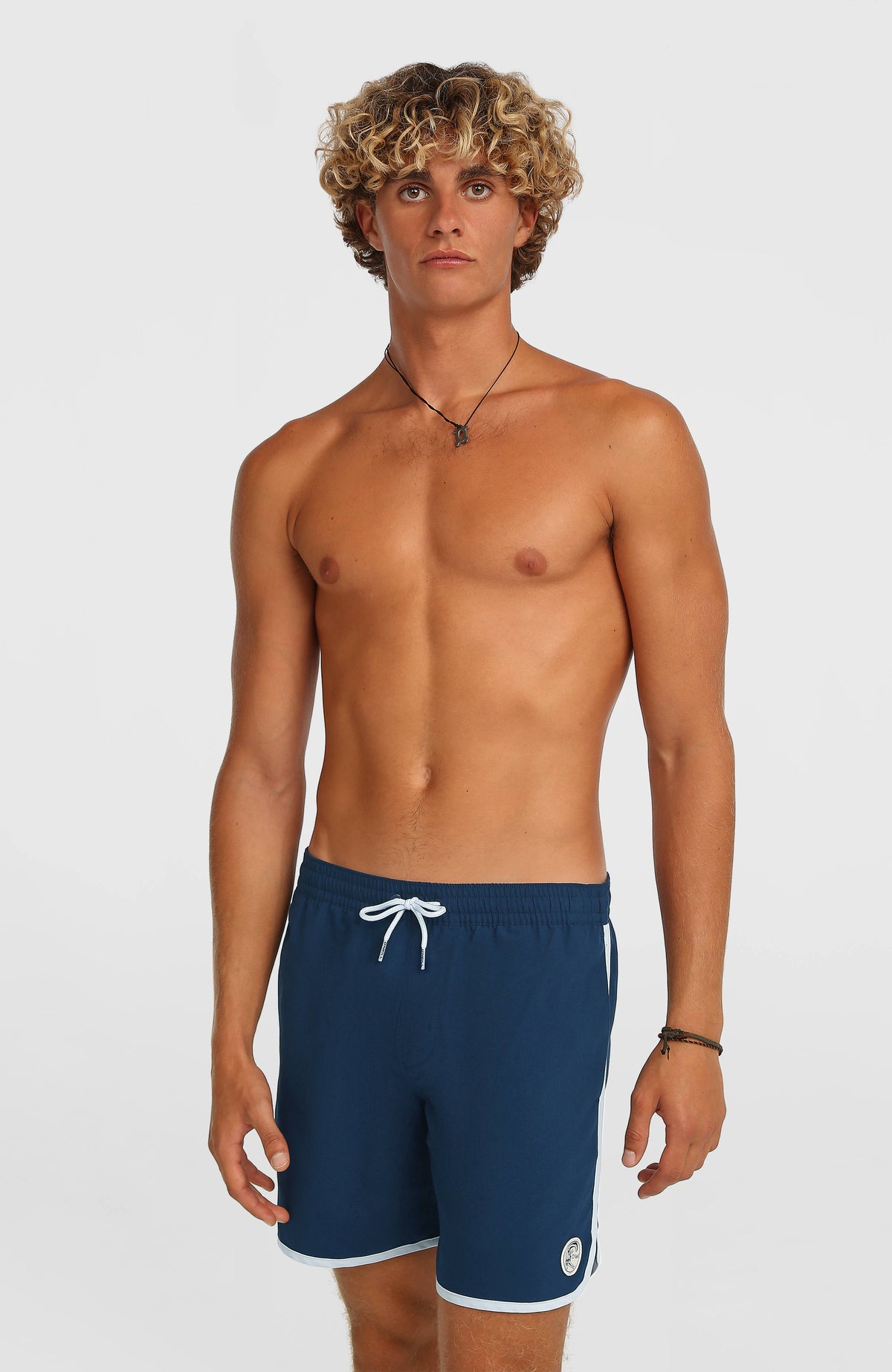 O'Neill O'Riginals Scallop 16'' Badehose für Herren, blau, Vorderansicht am Model mit Kordelzug am Bund