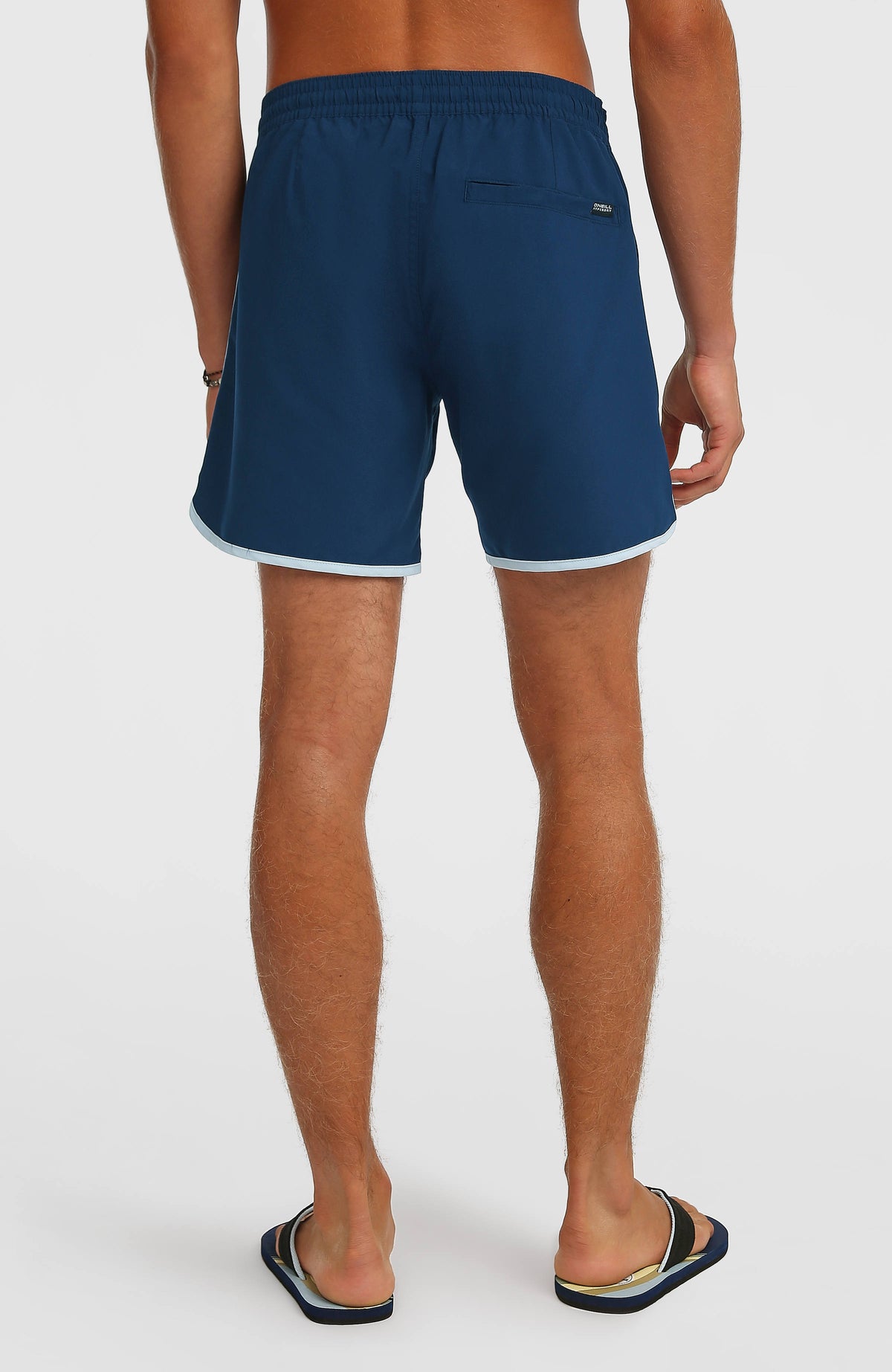 O'Riginals Scallop 16'' Badehose für Herren, blau, Rückansicht am Model mit eingelassener Gesäßtasche