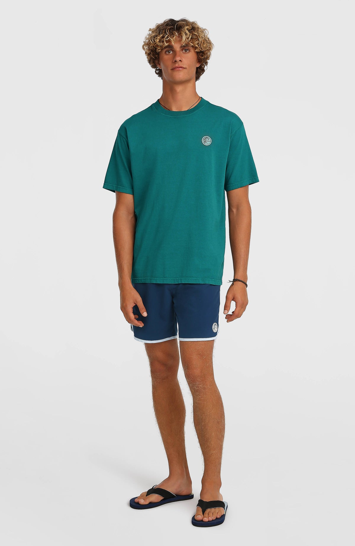 O'Riginals Scallop 16'' Badehose für Herren, blau, frontale Ganzkörperansicht, getragen am Model