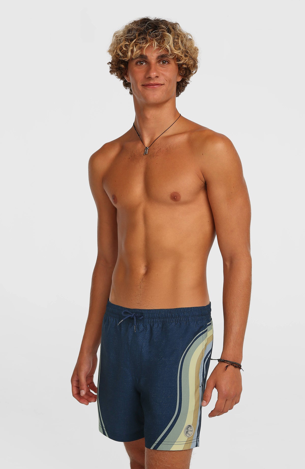 O'Neill O'Riginals Longboard 15'' Badehose für Herren, blau mit Streifenmuster in Gelb und Grün, getragen am Model