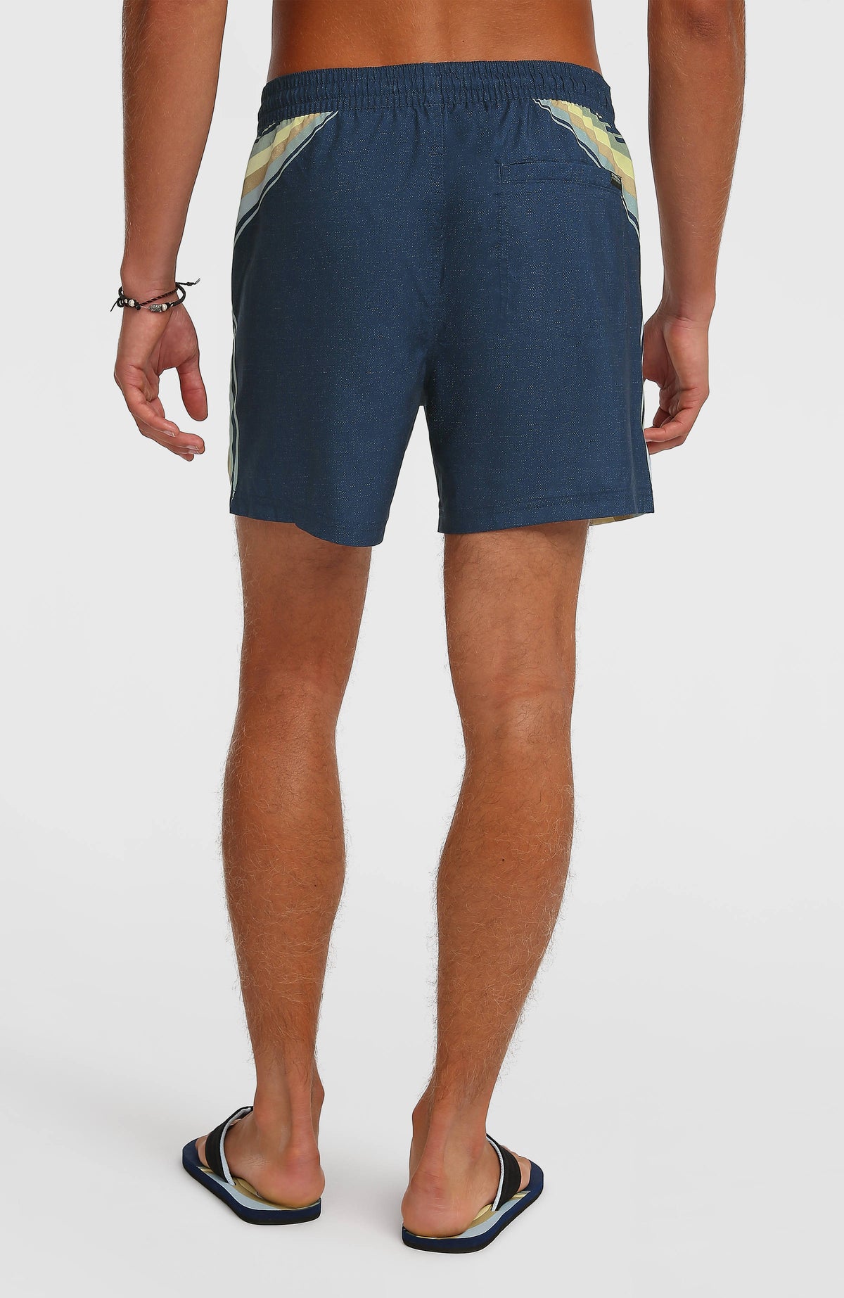 O'Riginals Longboard 15'' Badehose für Herren, blau mit Streifenmuster in Gelb und Grün, Rückansicht am Model
