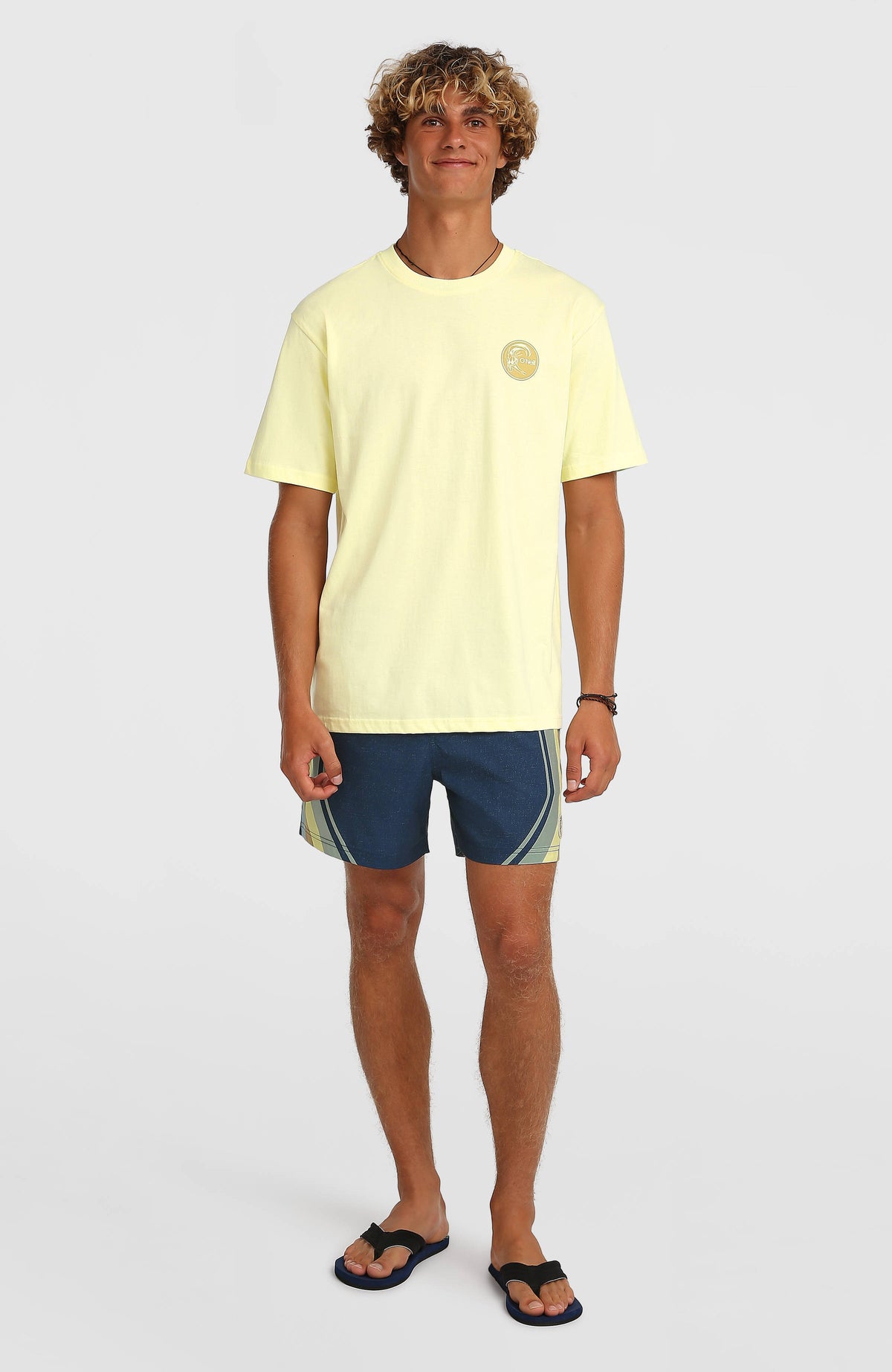 O'Riginals Longboard 15'' Badehose für Herren, blau mit Streifenmuster in Gelb und Grün, Ganzkörperansicht von vorne