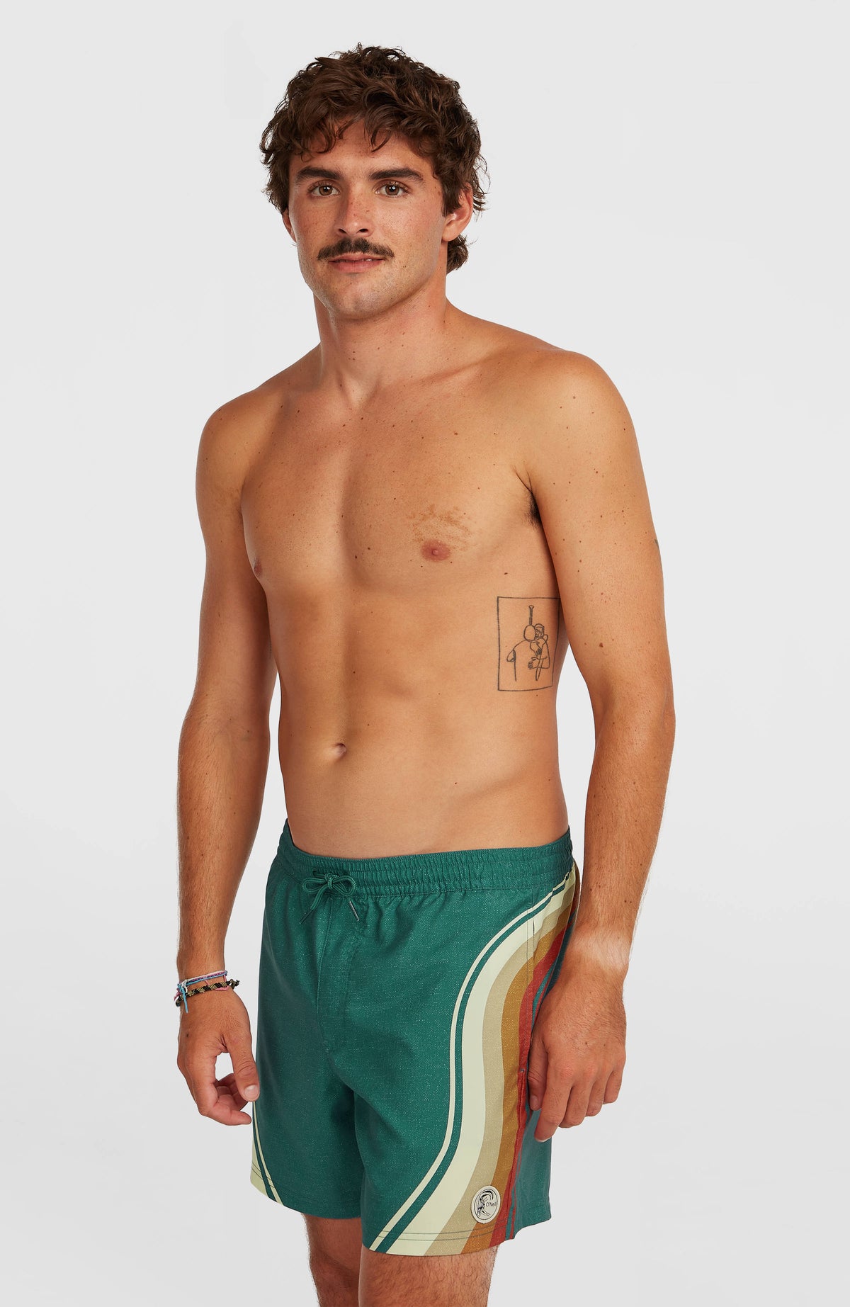 O'Neill O'Riginals Longboard 15'' Badehose für Herren, grün mit Streifenmuster in Beige und Orange, am Model von vorne