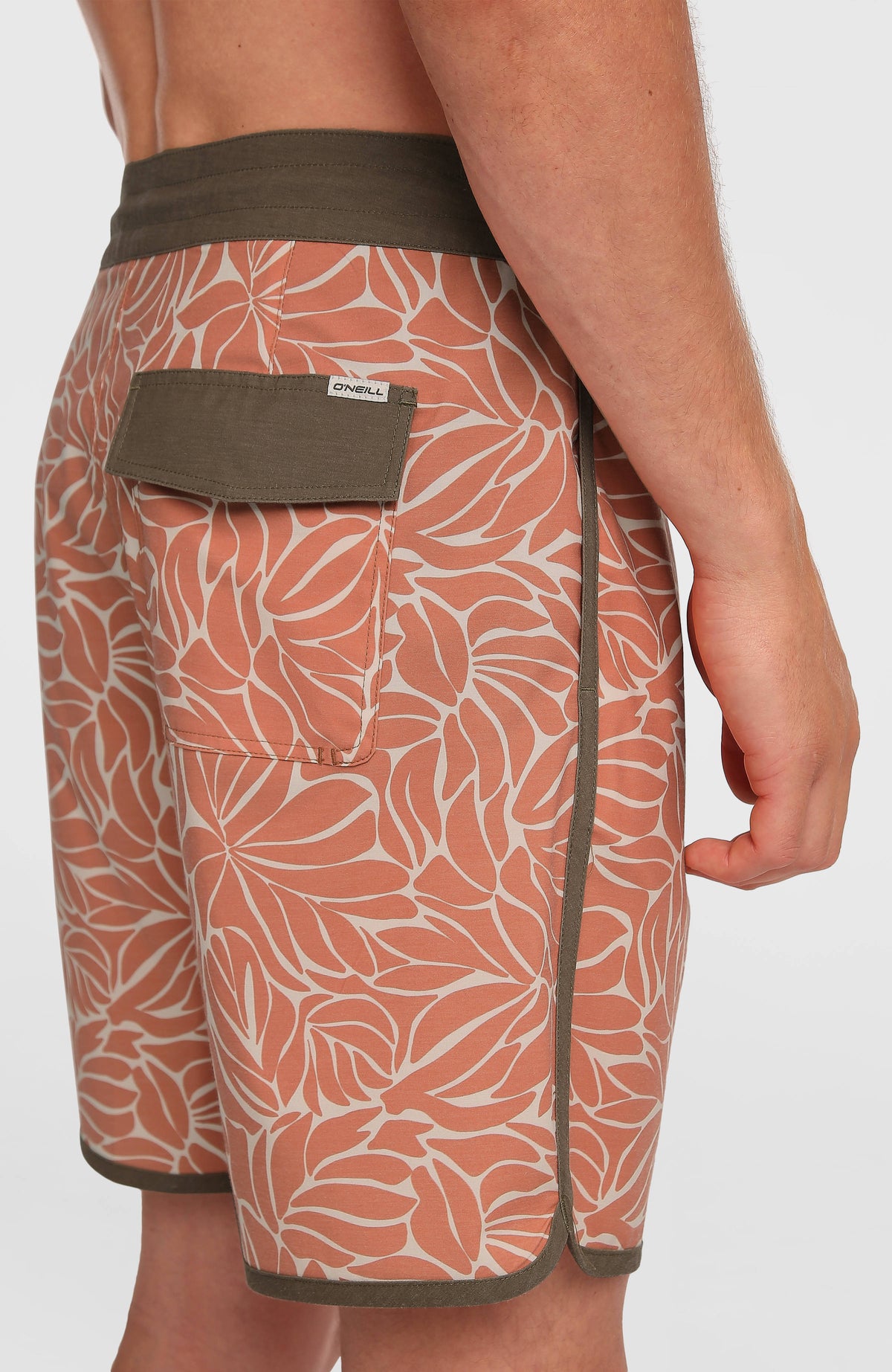 Orange Cruzer Scallop 18'' Boardshorts mit Blättermuster in Beige, Nahaufnahme der Gesäßtasche mit Logo-Patch