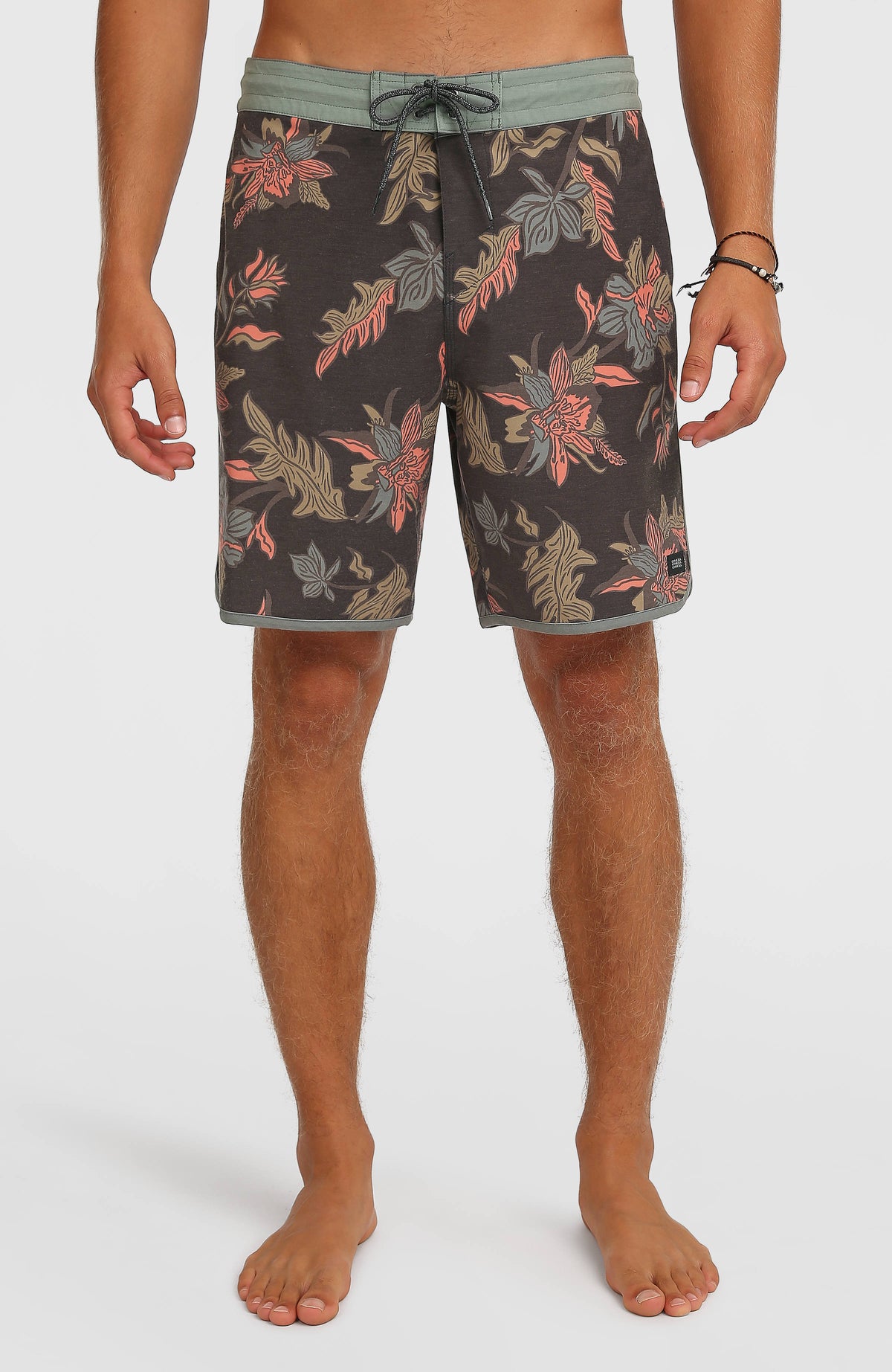 O'Neill Cruzer Scallop 18'' Boardshorts für Herren, schwarz mit Blumenmuster in Rosa und Grün, Vorderansicht am Model