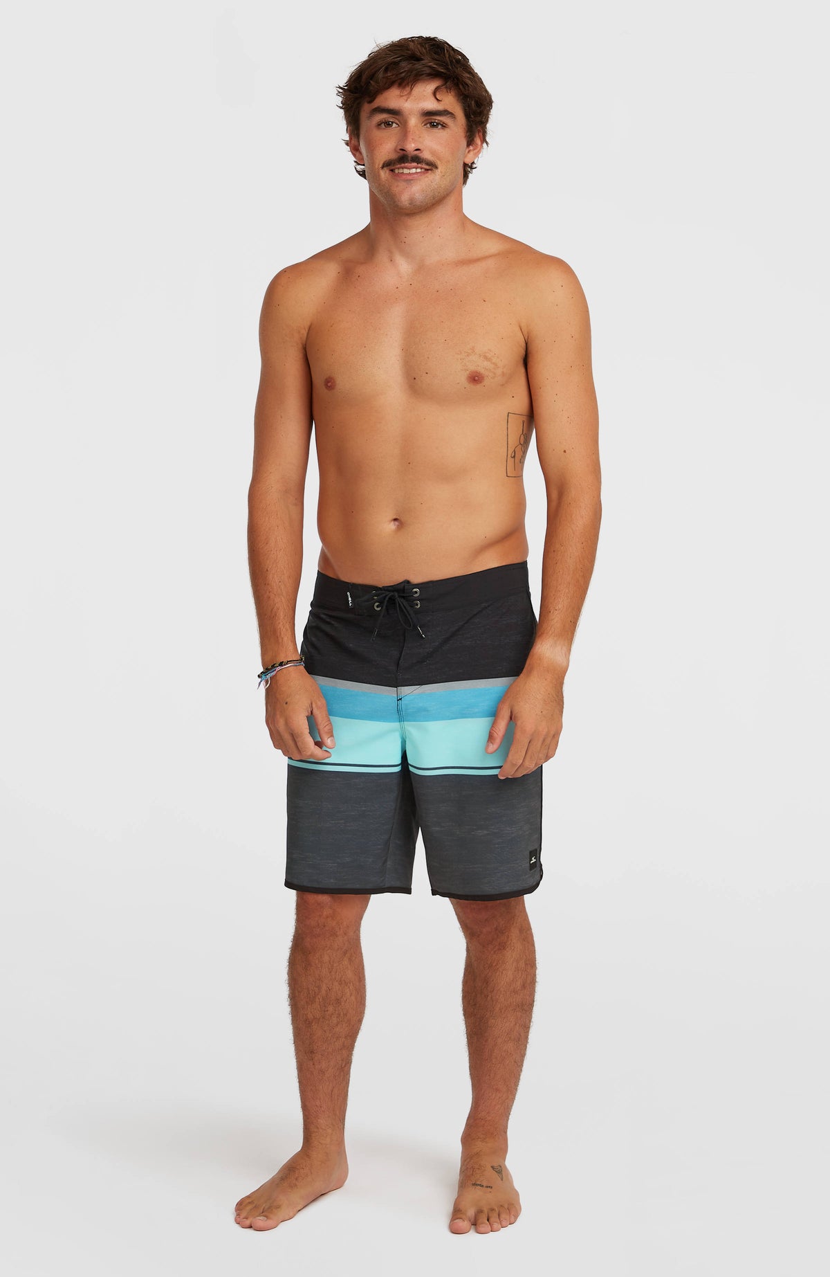 Lennox Scallop 19'' Boardshorts für Herren, grau mit Streifenmuster in Türkis und Blau, Ganzkörperansicht am Model