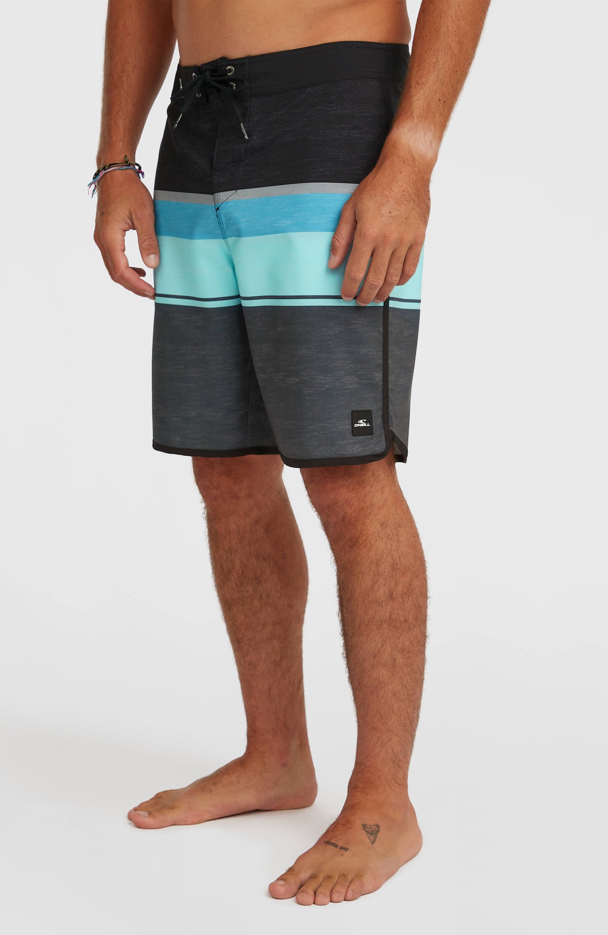Lennox Scallop 19'' Boardshorts für Herren, grau mit Streifenmuster in Türkis und Blau, Halbprofil mit Logo-Patch am Saum