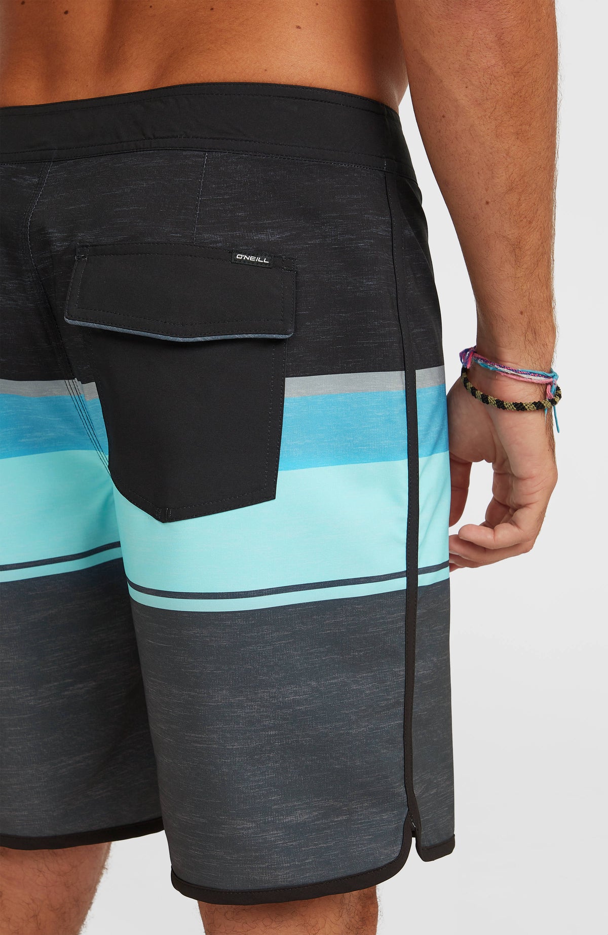 Nahaufnahme der Gesäßtasche mit Klappe an den grauen Lennox Scallop 19'' Boardshorts mit Streifenmuster in Türkis und Blau