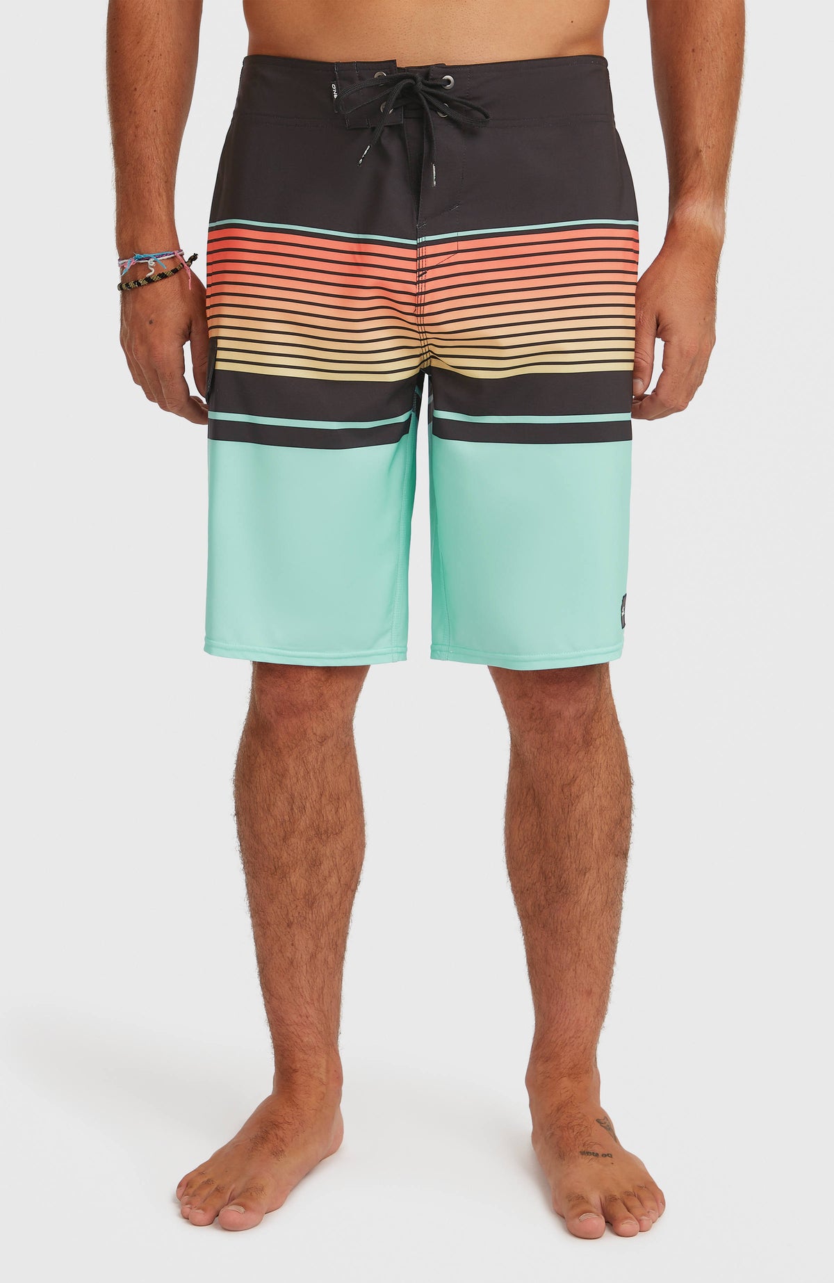O'Neill Lennox Stripe 21'' Boardshorts für Herren, blau mit Streifenmuster in Orange und Gelb, Vorderansicht am Model