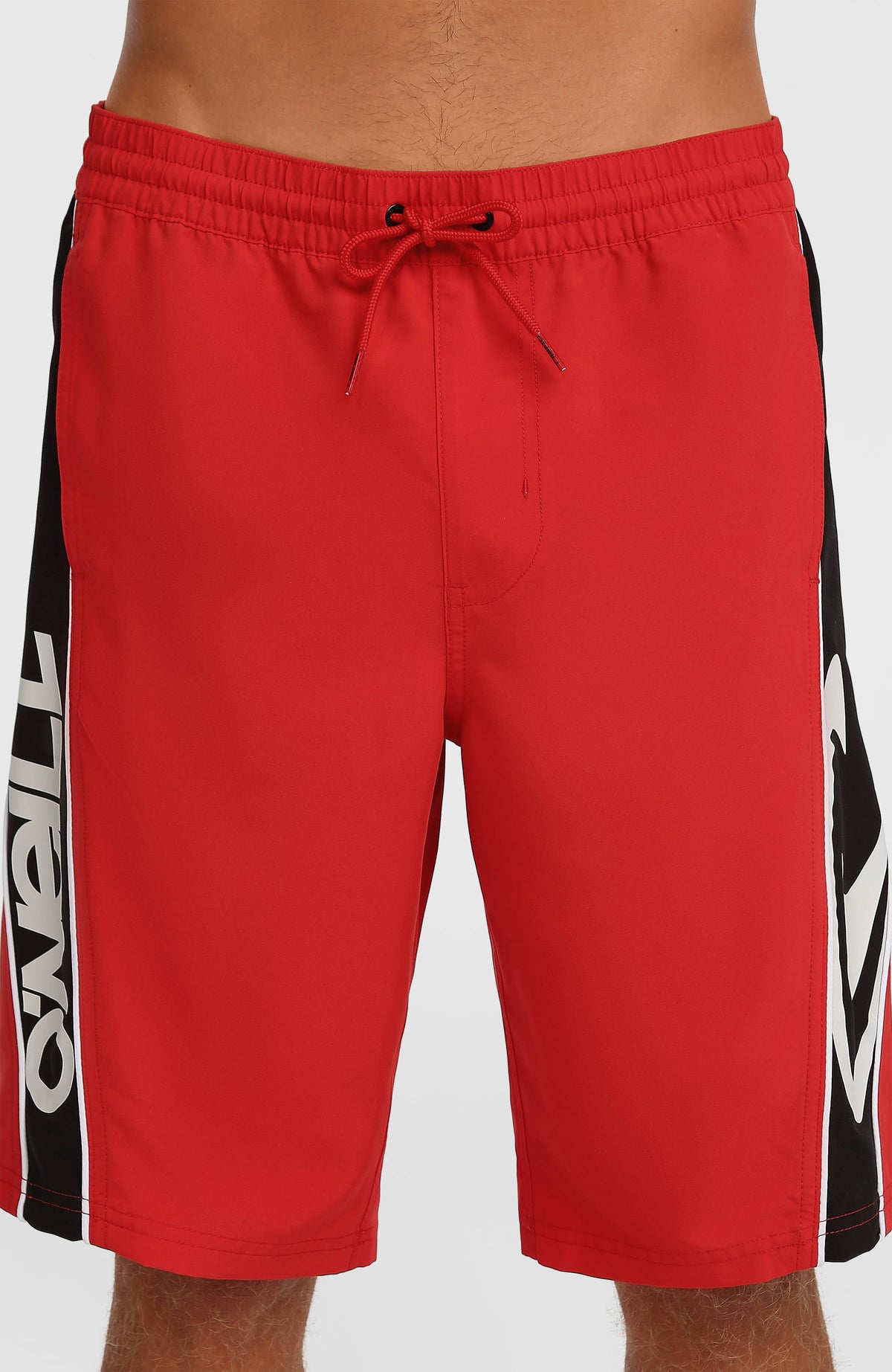 Nahaufnahme von elastischem Bund und Kordelzug der roten 90s 21'' Badehose mit Logo-Print am Model