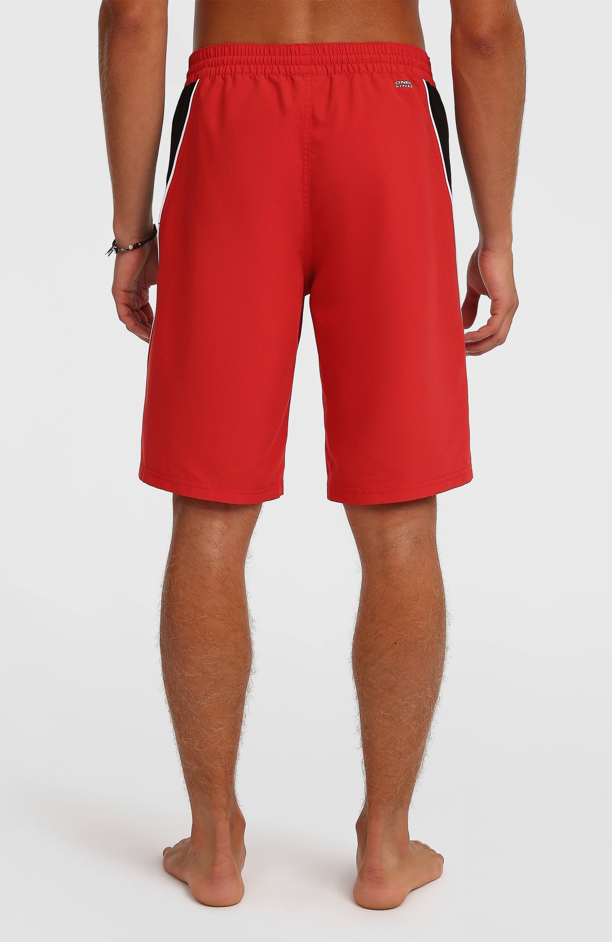 90s 21'' Badehose für Herren, rot mit Logo-Print in Schwarz und Weiß, Rückansicht am Model