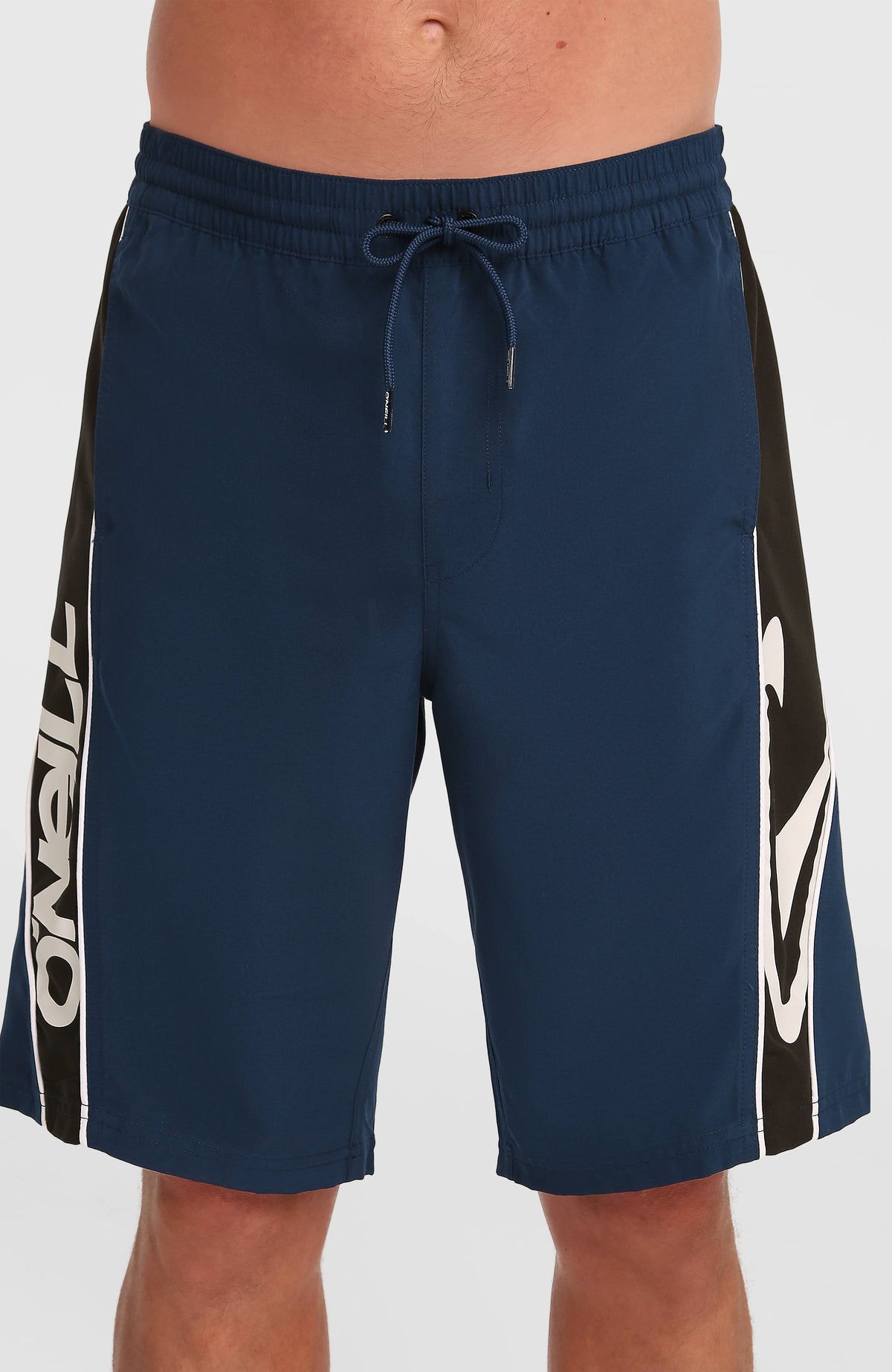 Nahaufnahme von elastischem Bund und Kordelzug der blauen 90s 21'' Badehose mit Logo-Print in Weiß und Schwarz