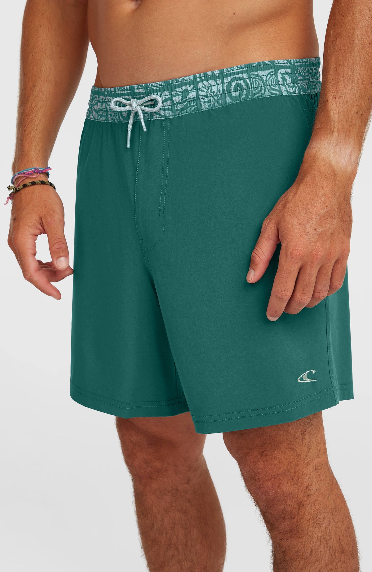 Pocket Print 16'' Badehose für Herren, grün, Nahaufnahme von Kordelzug und Logo-Print am Hosenbein