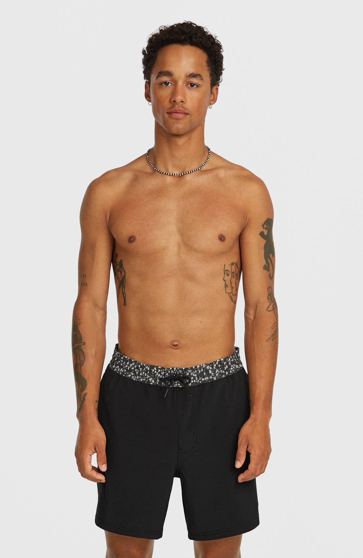 O'Neill Pocket Print 16'' Badehose für Herren, schwarz mit Blumenmuster in Grau, Vorderansicht am Model