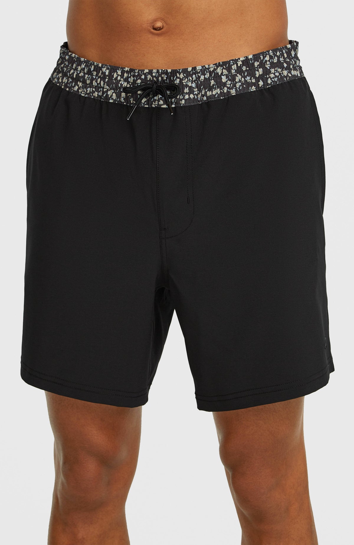 Nahaufnahme der schwarzen Pocket Print 16'' Badehose am Model, elastischer Bund mit Kordelzug
