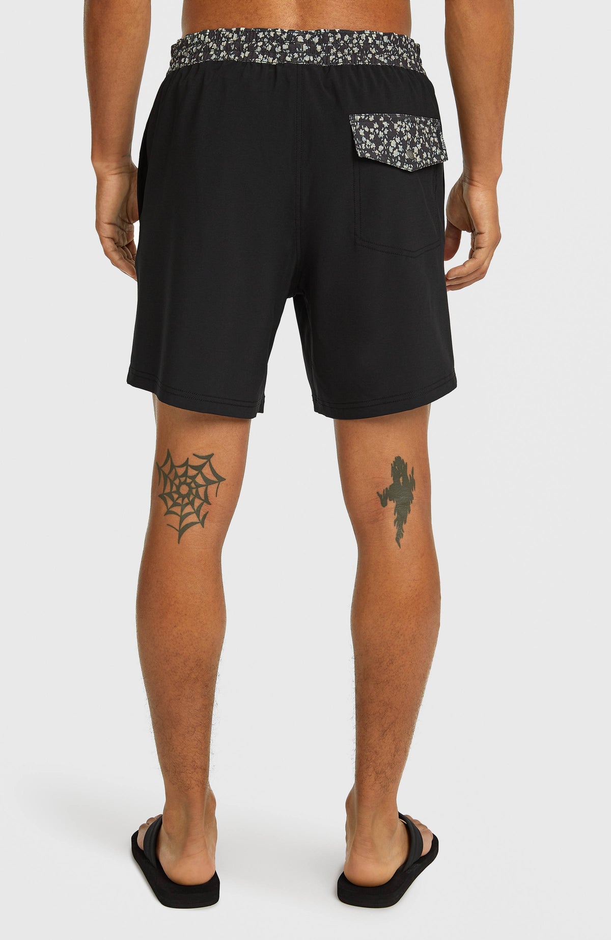 Pocket Print 16'' Badehose für Herren, schwarz, Rückansicht am Model, Gesäßtasche mit gemusterter Klappe