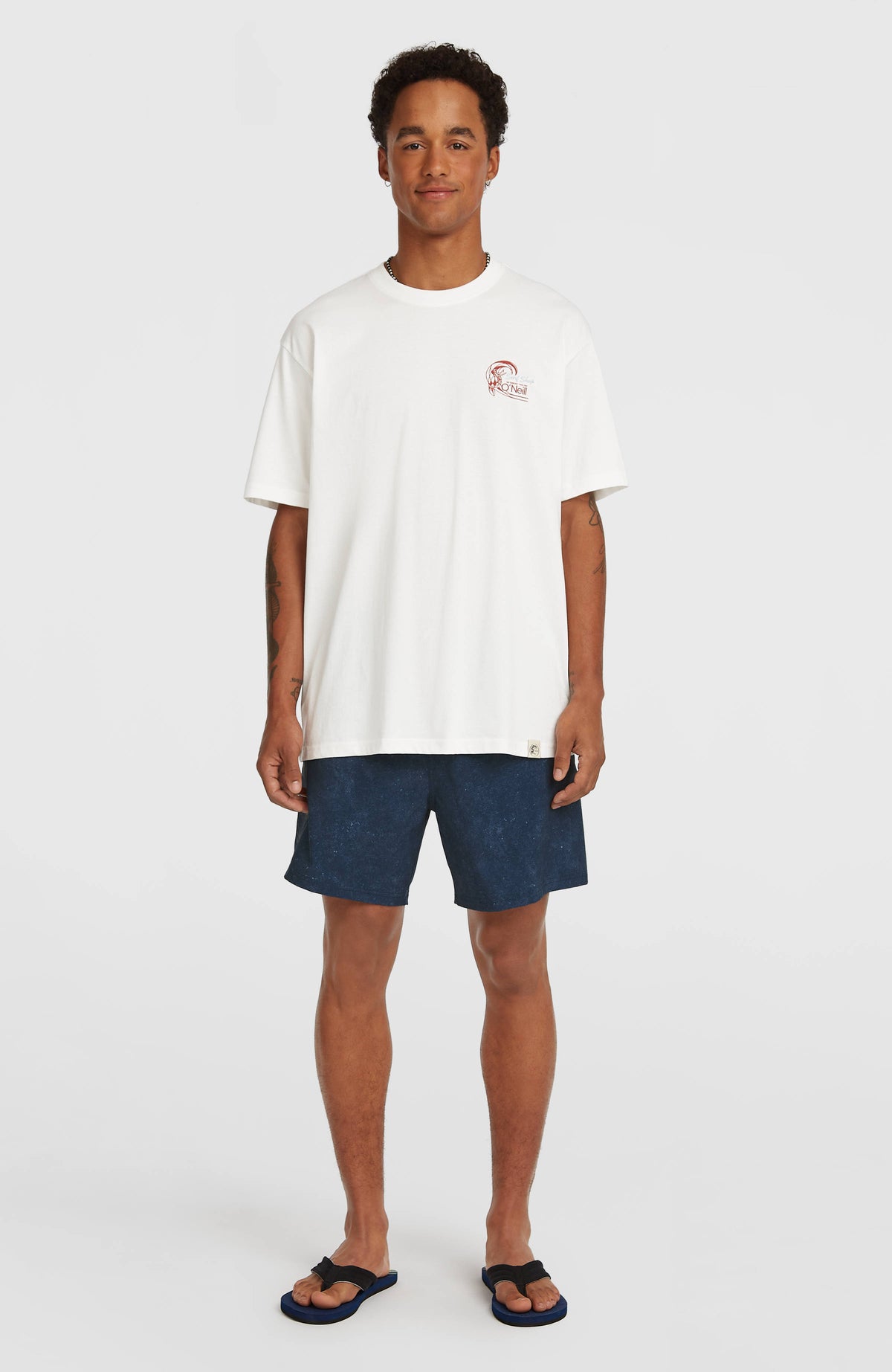 O'Riginals Cali Ocean 16'' Badehose, blau, getragen am Model mit T-Shirt in Ganzkörperansicht