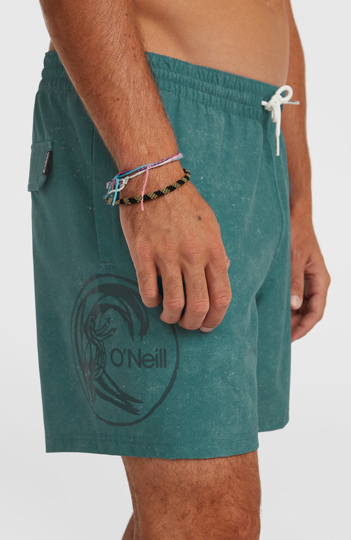 O'Riginals Cali Ocean 16'' Badehose für Herren, grün mit Logo-Print in Dunkelgrün, Nahaufnahme von der Seite am Model
