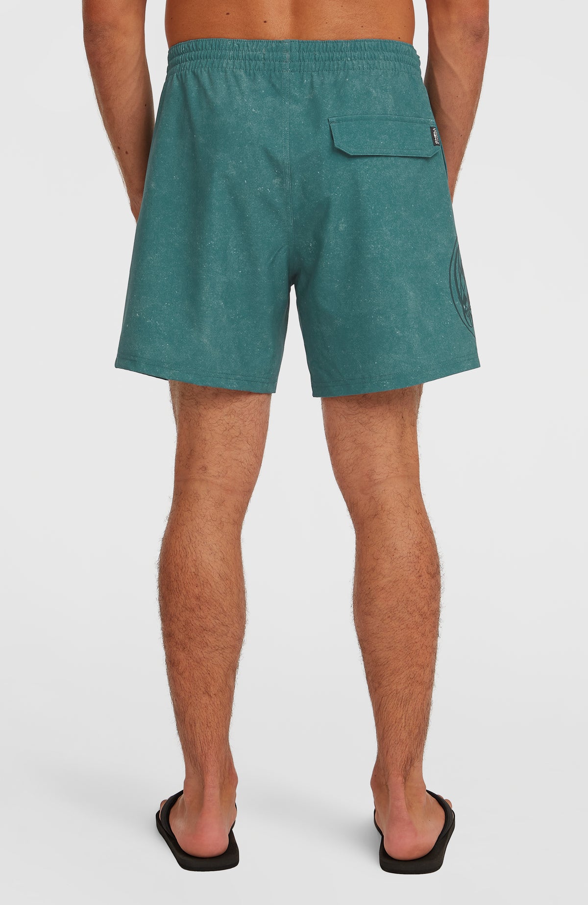O'Riginals Cali Ocean 16'' Badehose für Herren, grün, Rückansicht am Model, aufgesetzte Gesäßtasche mit Patte