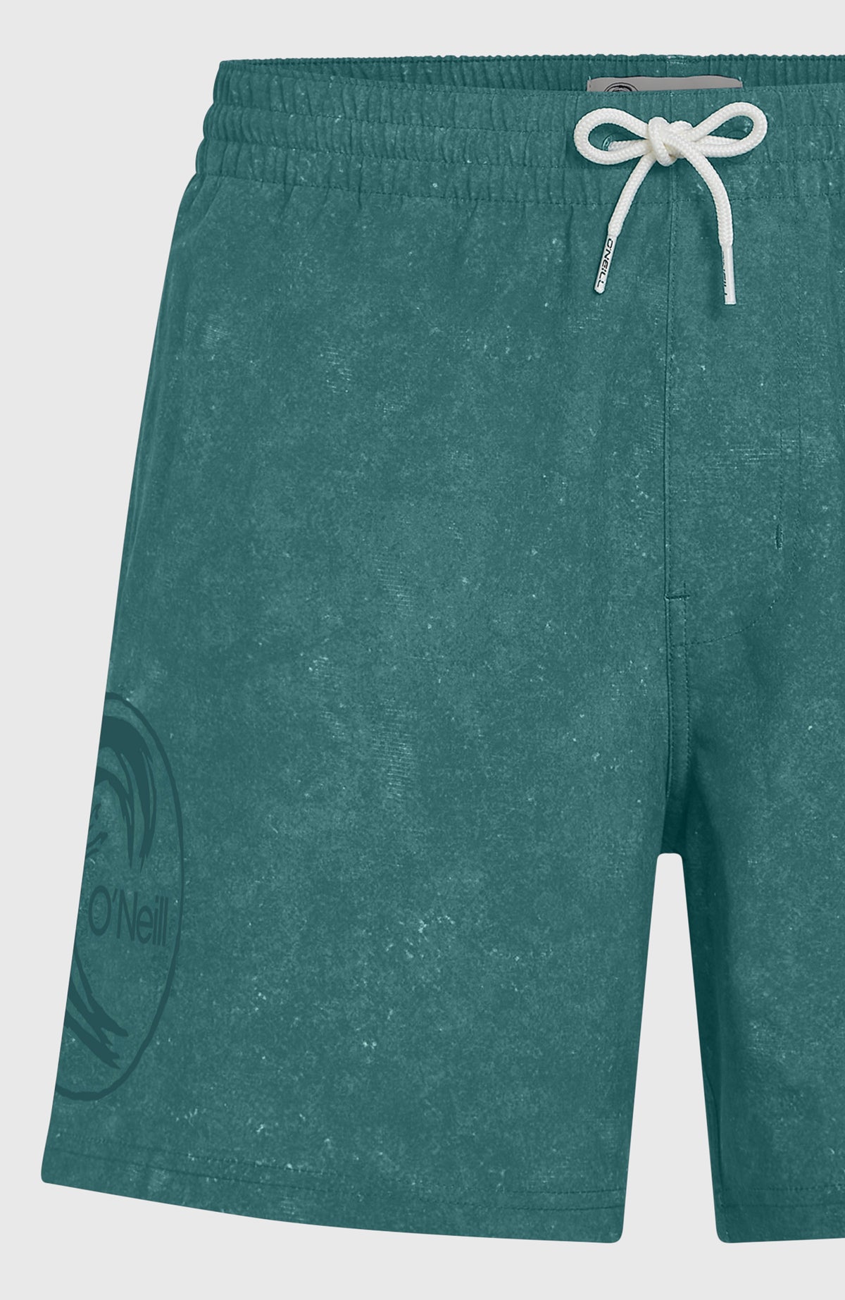 Nahaufnahme der grünen O'Riginals Cali Ocean 16'' Badehose mit Logo-Print in Dunkelgrün, Kordelzug am Bund