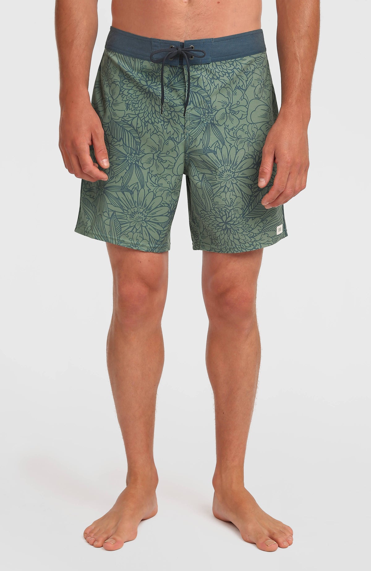 O'Neill Lineup 18'' Boardshorts für Herren, grün mit Blumenmuster in Dunkelblau, Vorderansicht am Model