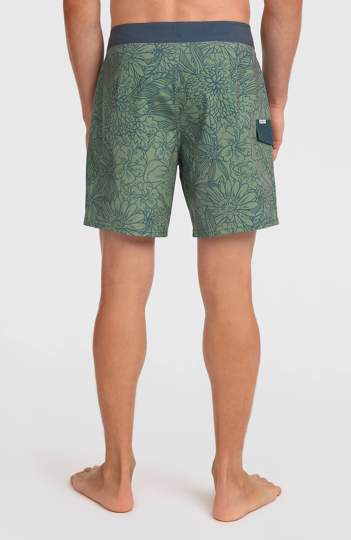 Lineup 18'' Boardshorts für Herren, grün mit Blumenmuster in Dunkelblau, Rückansicht am Model mit dunklem Bund