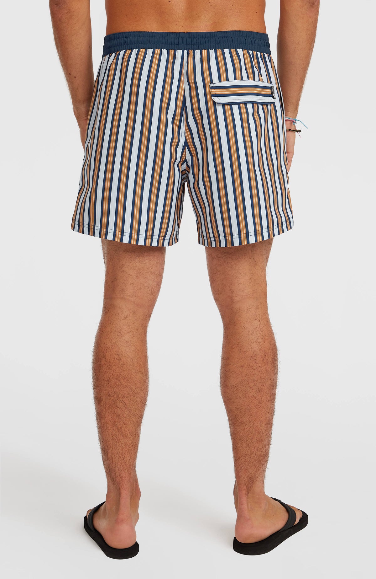 O'Riginals Stripe 15'' Badehose, blau mit Streifenmuster in Orange und Weiß, Rückansicht mit Gesäßtasche am Model