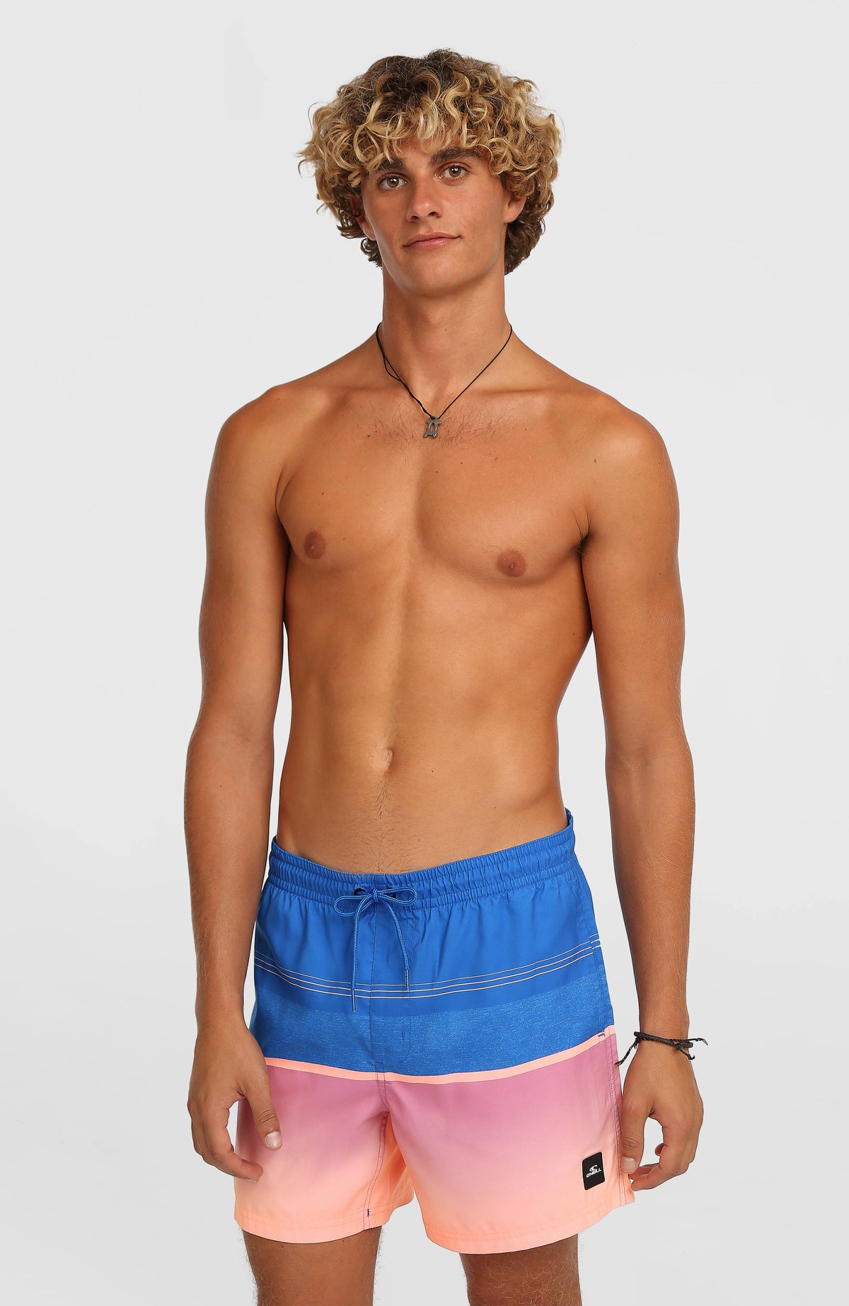 O'Neill Gradient 15'' Badehose für Herren, blau mit Farbverlauf in Rosa und Orange, Vorderansicht am Model