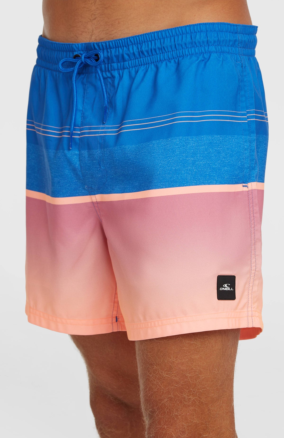 Gradient 15'' Badehose, blau mit Farbverlauf in Rosa und Orange, Nahaufnahme am Model mit Kordelzug am Bund