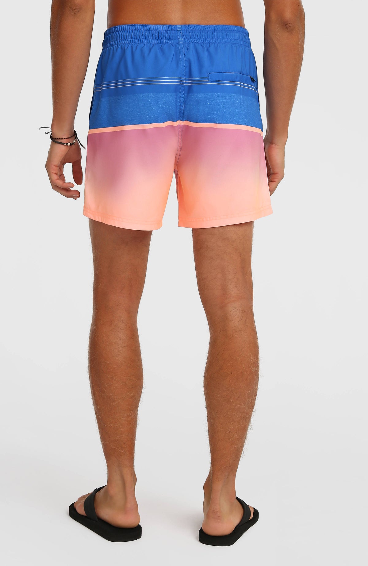 Gradient 15'' Badehose für Herren, blau mit Farbverlauf in Rosa und Orange, Rückansicht am Model mit Gesäßtasche