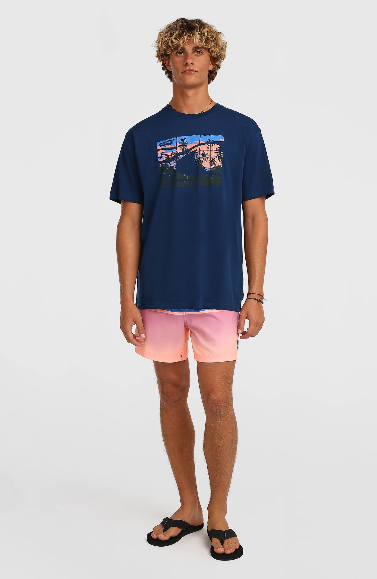 Gradient 15'' Badehose für Herren, blau mit Farbverlauf in Rosa und Orange, getragen am Model in Ganzkörperansicht