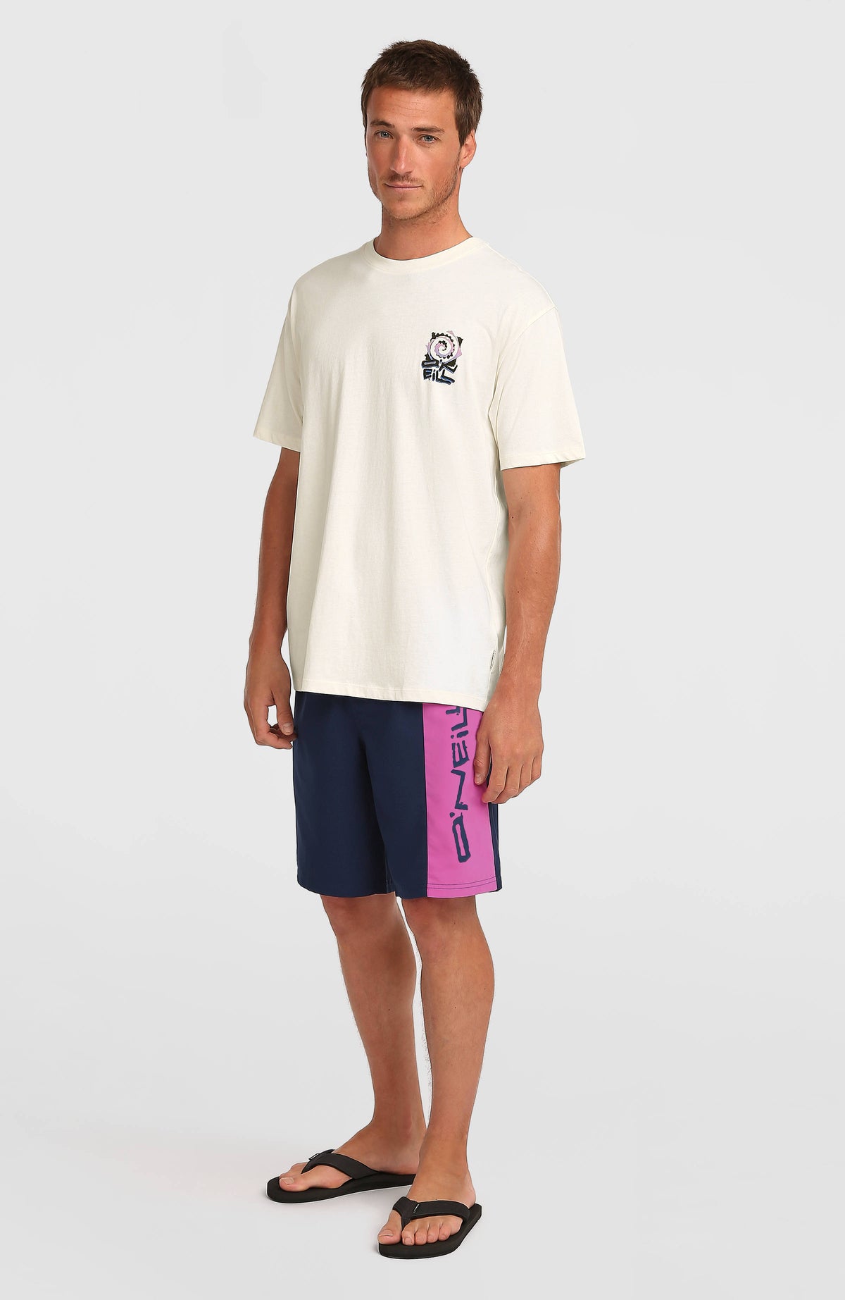 Retro 19'' Badehose für Herren, blau mit Logo-Print in Navy, getragen am Model in Ganzkörperansicht