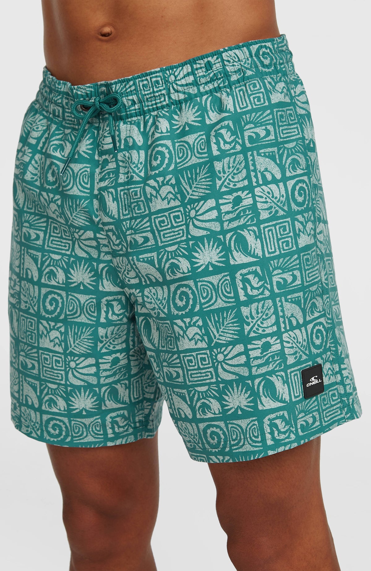 Print 16'' Badehose für Herren, blau mit Grafikmuster in Hellblau, Nahaufnahme mit Logo-Patch am Saum