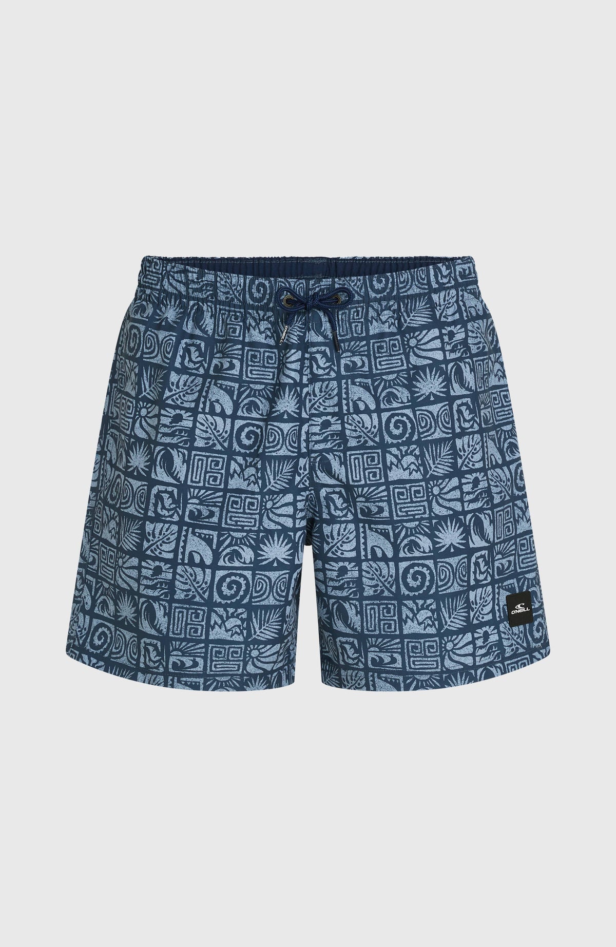 Print 16'' Badehose, blau mit Grafikmuster in Hellblau, freigestellt von vorne mit Kordelzug am Bund