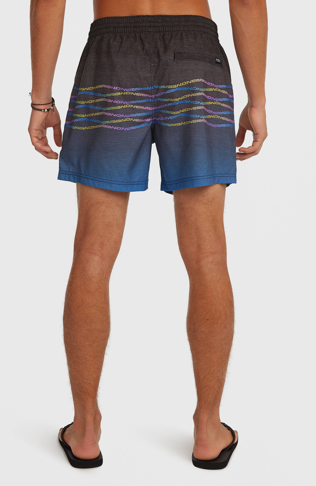 First 15'' Badehose für Herren, blau mit Logo-Print in Gelb und Pink, Rückansicht am Model