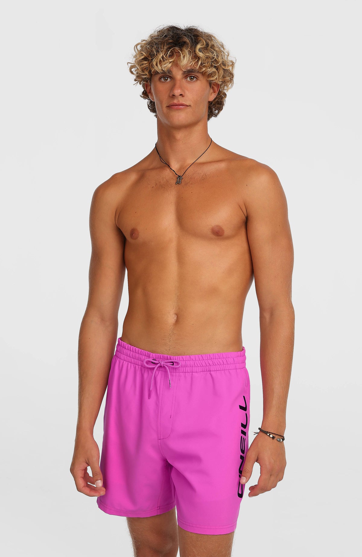 O'Neill Logo 16'' Badehose für Herren, lila mit Logo-Print in Schwarz, Vorderansicht am Model mit Kordelzug am Bund