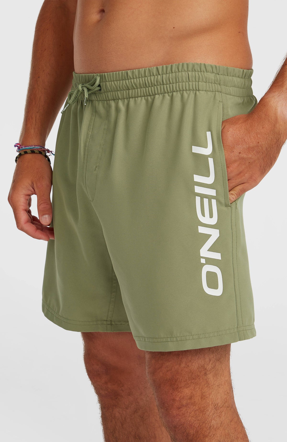 Logo 16'' Badehose für Herren, grün, Nahaufnahme am Model mit weißem Logo-Print am Bein und Seitentasche