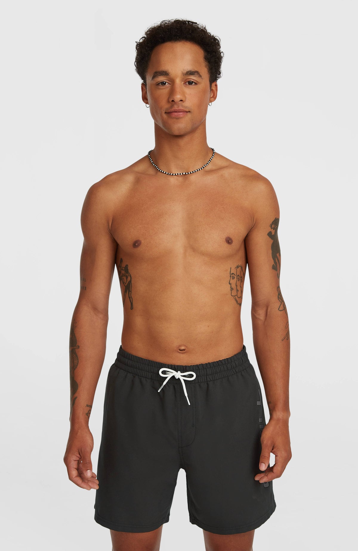O'Neill Logo 16'' Badehose für Herren, schwarz mit Logo-Print in Grau, Vorderansicht getragen am Model